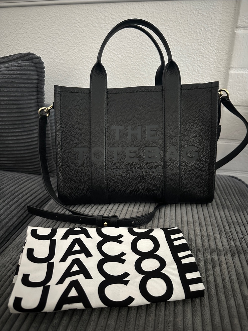 THE LEATHER MEDIUM TOTE BAG